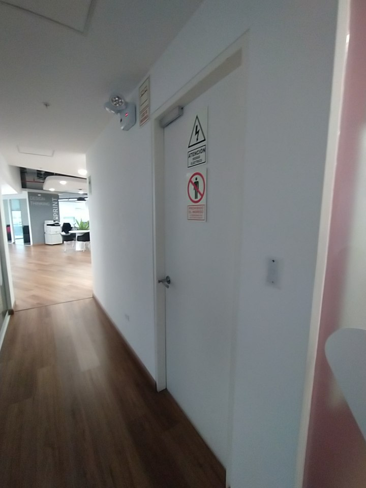 Puerta de acceso al cuarto de comunicaciones en Coval Perú