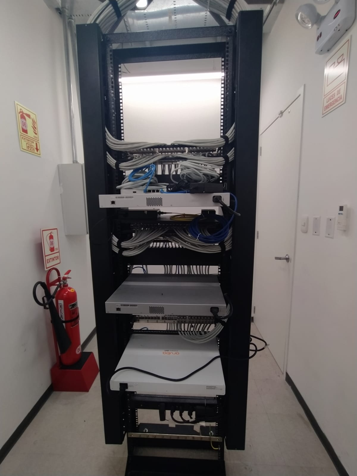 Rack abierto de comunicaciones y switches en Coval Perú